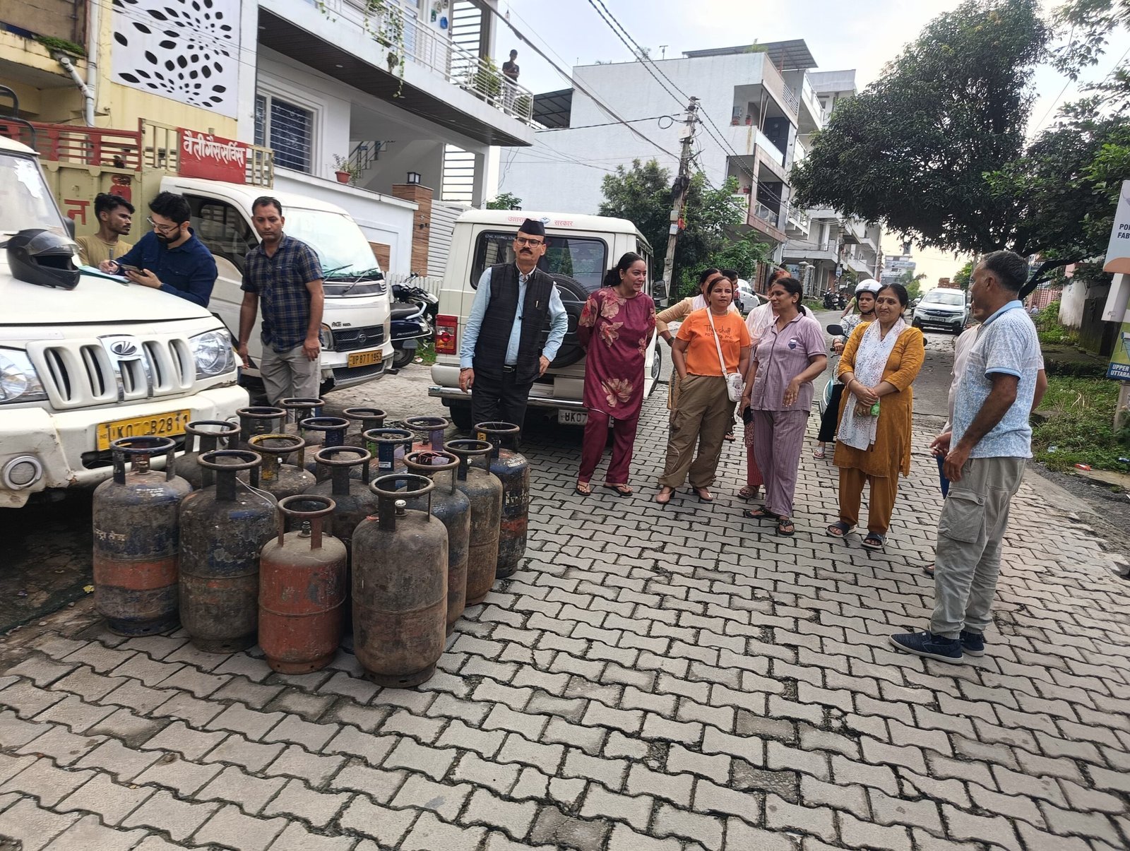 अवैध गैस रिफिलिंग पर जिला प्रशासन सख्त; 34 सिलेंडर जब्त