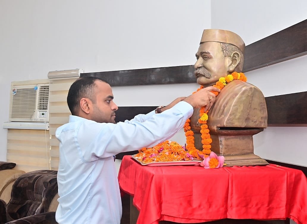 जिलाधिकारी मयूर दीक्षित ने पंत पार्क एवं जिला कार्यालय सभागार में पंडित गोविंद बल्लभ पंत जी के चित्र पर माल्यार्पण कर श्रद्धा सुमन अर्पित की