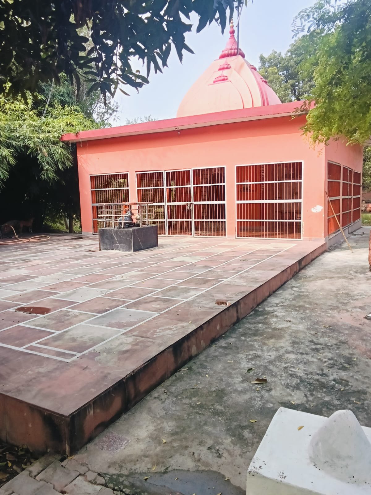 उफ़ लोगों ने भगवान को भी नहीं छोड़ा, मंदिर की जमीन में कब्जा कर बैठे हैं कुछ दबंग लोग,