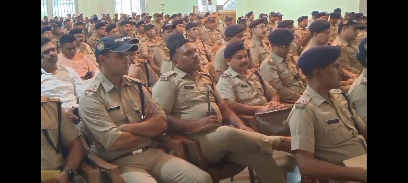 पिरान कलियर उर्स  में लगे फ़ोर्स को जॉइंट मजिस्ट्रेट की उपस्थिति में एसपी देहात द्वारा किया गया ब्रीफ़