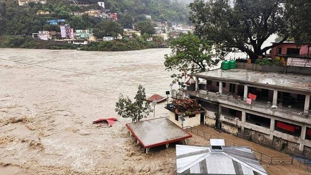 हरिद्वार में हो रहीं सुबह से तेज़ बारिश, पूरे प्रदेश में आज है रेड अलर्ट।