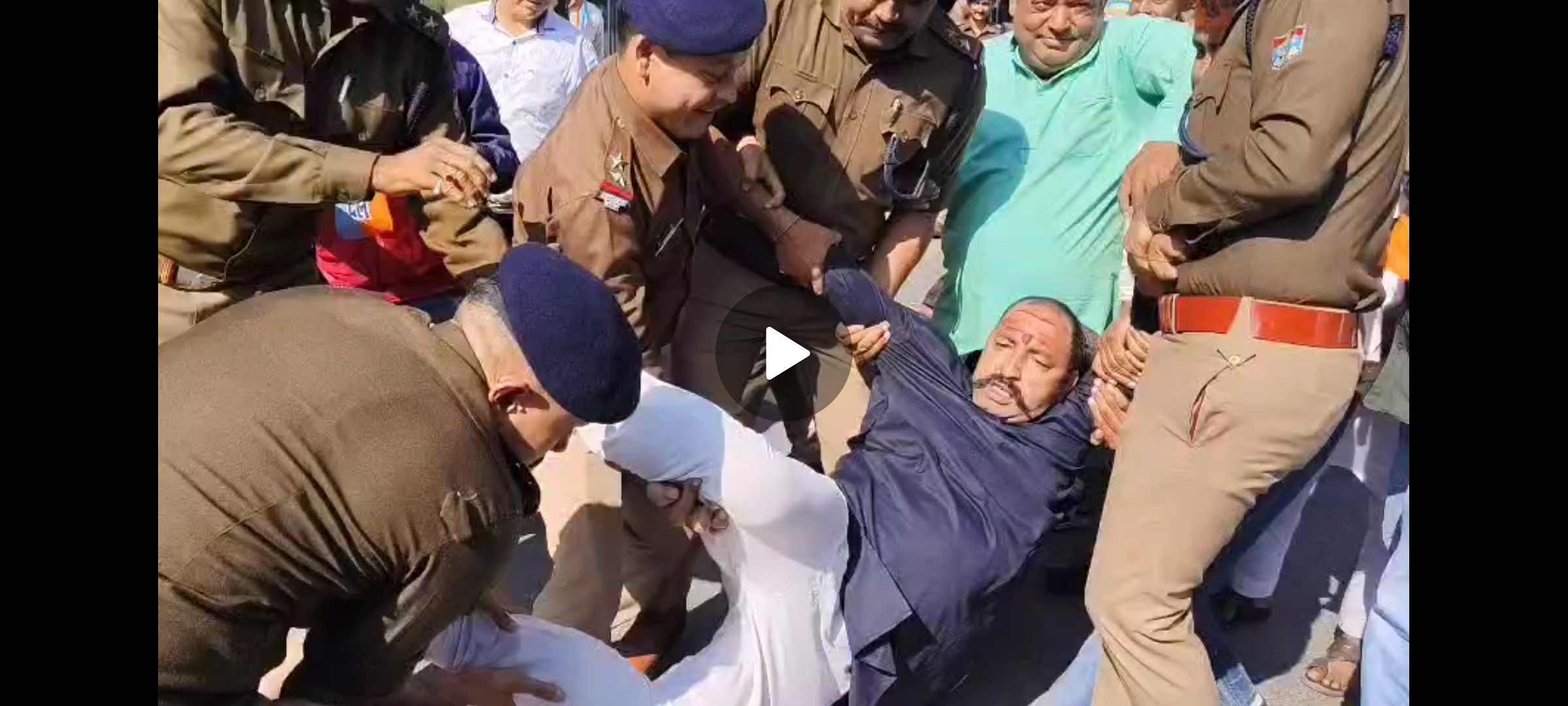 सुराज सेवा दल ने सरकार के कार्यशैली पर उठाई उंगली -विरोध प्रदर्शन कर रहे कार्यकर्ताओं के साथ पुलिस ने कि बर्बरता